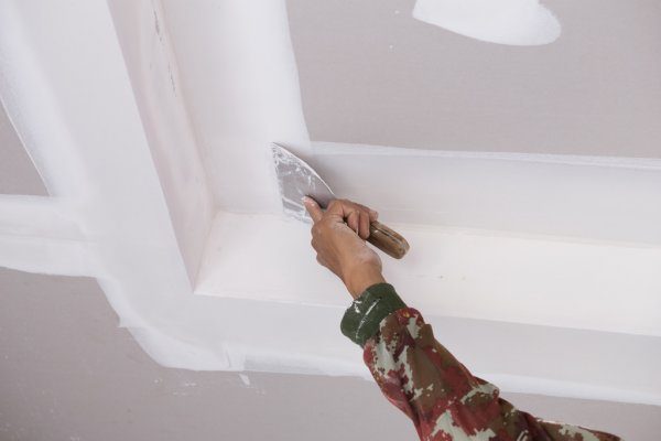 depositphotos_102862336-stock-photo-hand-of-worker-using-gypsum